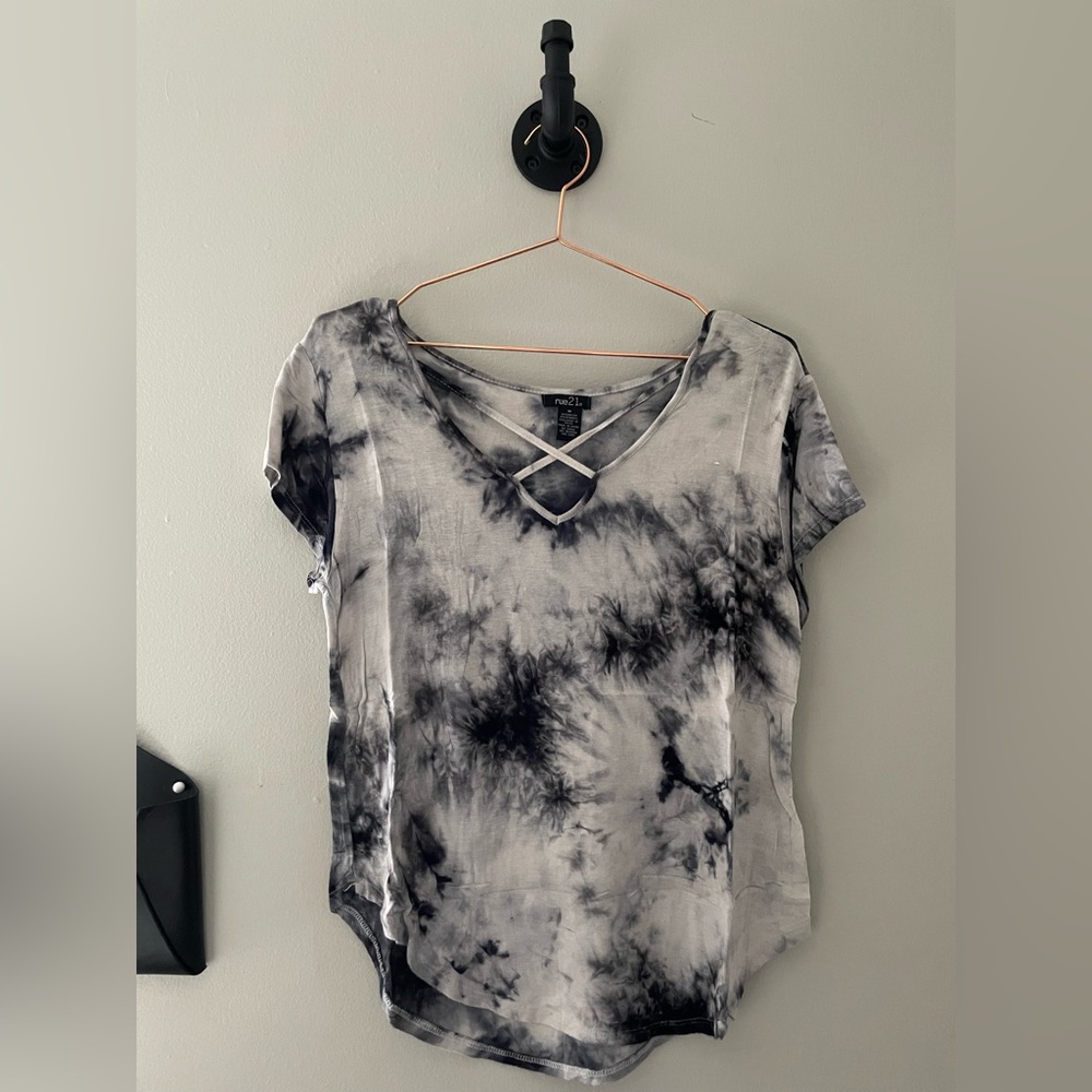 Women Rue21 Curved Hemi T-Shirt